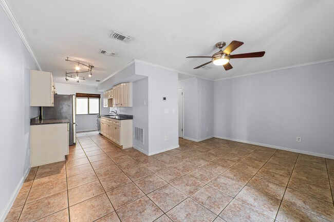 Building Photo - Modern 2 Bed 2 Bath. Only 1 Block Away from Jacksonville Beach. Pet Friendly
