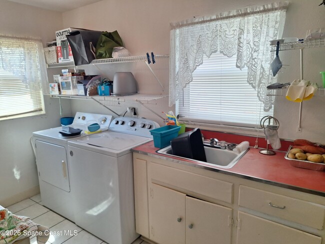 Building Photo - 279 Ellwood Ave