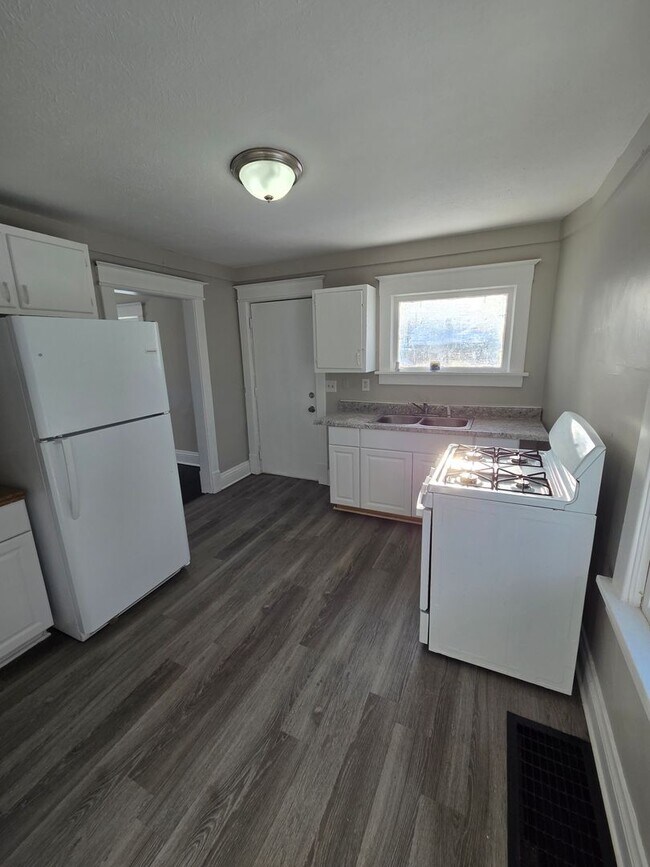 Building Photo - 2 bedroom, 1 bath house