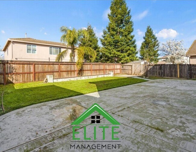 Building Photo - **Spacious 4-Bedroom, 2.5-Bath Home with L...