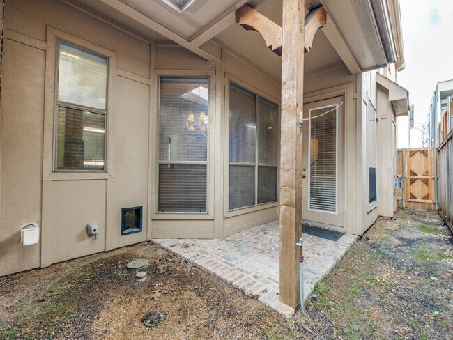 Building Photo - 3 bedroom 3 bath Duplex