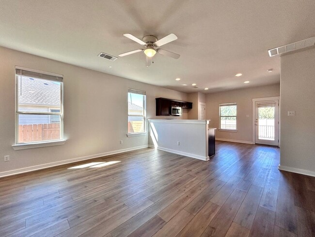 Building Photo - Spacious 3-Bed, 2-Bath Home with 2-Car Gar...