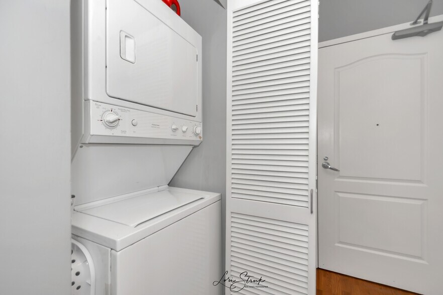 washer / dryer - 635 N Dearborn St