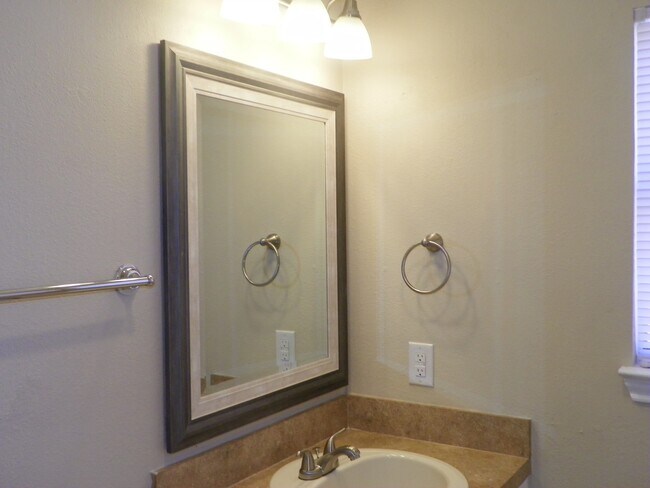 Building Photo - 410.412 Cypress Ln