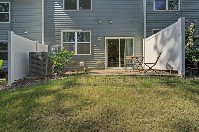 Building Photo - Furnished 3-Bed Townhouse in Durham