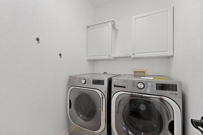 Building Photo - 2643 Henley Dr