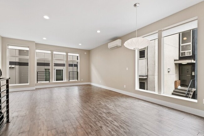 Building Photo - ULTRA-MODERN Townhome w/AC and Views in th...