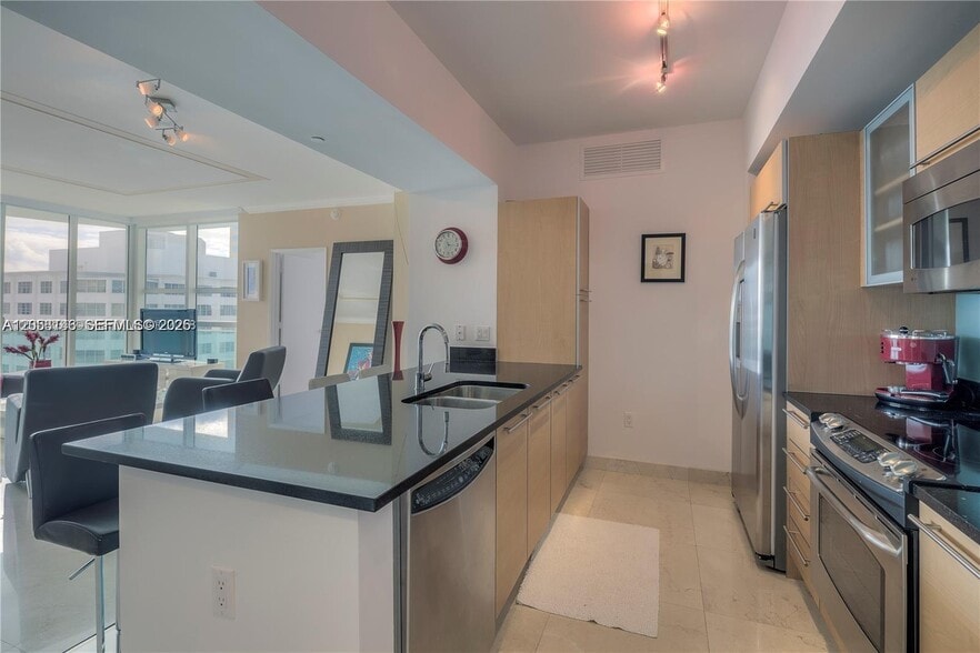 Building Photo - 950 Brickell Bay Dr
