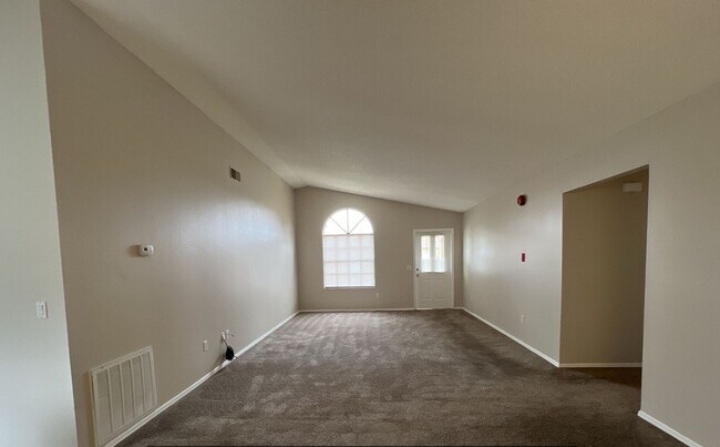 Building Photo - 319 Oak Track Dr