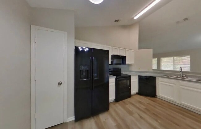 Building Photo - MOVE IN READY