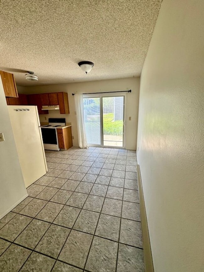Building Photo - 2 Bedrooms 1 Bathroom-Pet Friendly