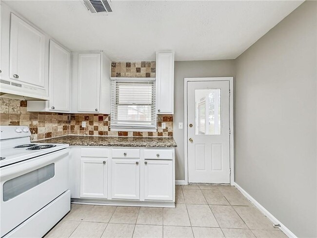 Building Photo - 457 Charleston Ln