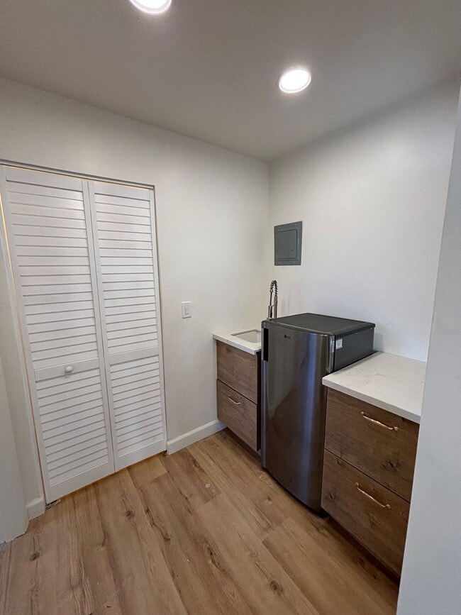 Building Photo - 1 Bedroom 1 Bathroom Studio in Pacific Beach.
