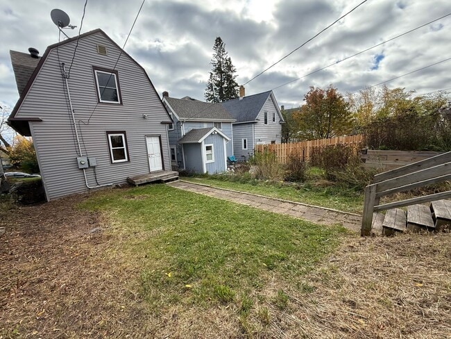 Building Photo - SHORT TERM WINTER RENTAL ONLY!!!!!