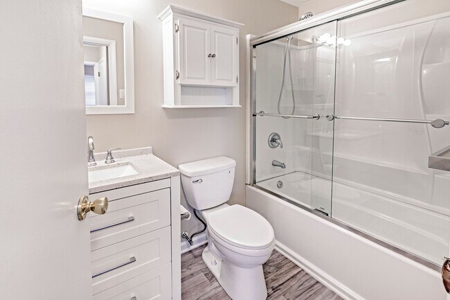 Building Photo - 3 bedroom, 1 bath, newly renovated ranch i...