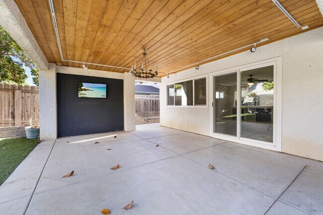 Building Photo - 3 Bedroom 2 Bathroom home available DECEMB...