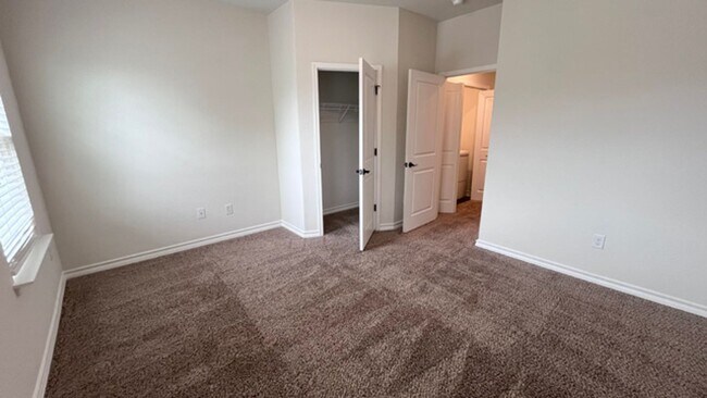 Building Photo - Gorgeous 3-Bed Townhome with Private Yard ...