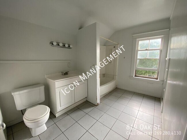 Building Photo - 819 Oak St