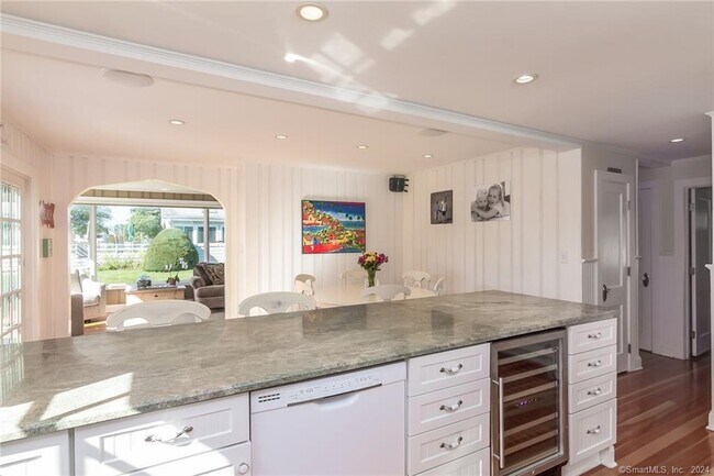Building Photo - 140 Overshore Dr E