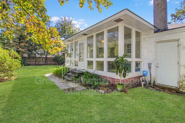 Building Photo - 712 Columbus Dr
