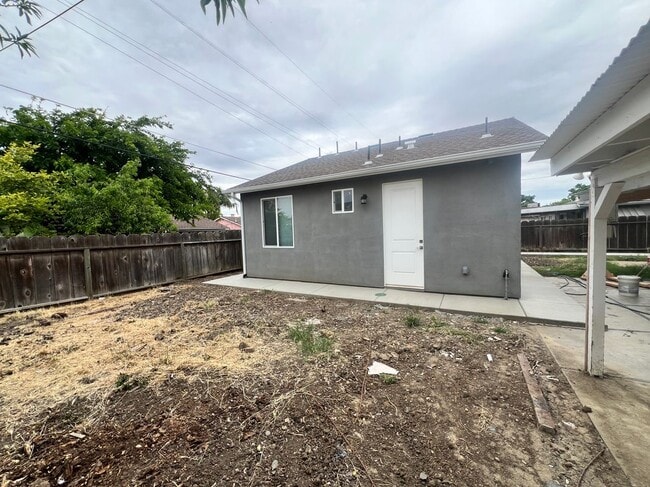 Building Photo - 119 Pereira Ave