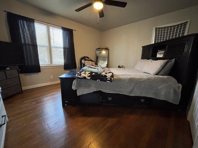 Building Photo - 114 Holly St