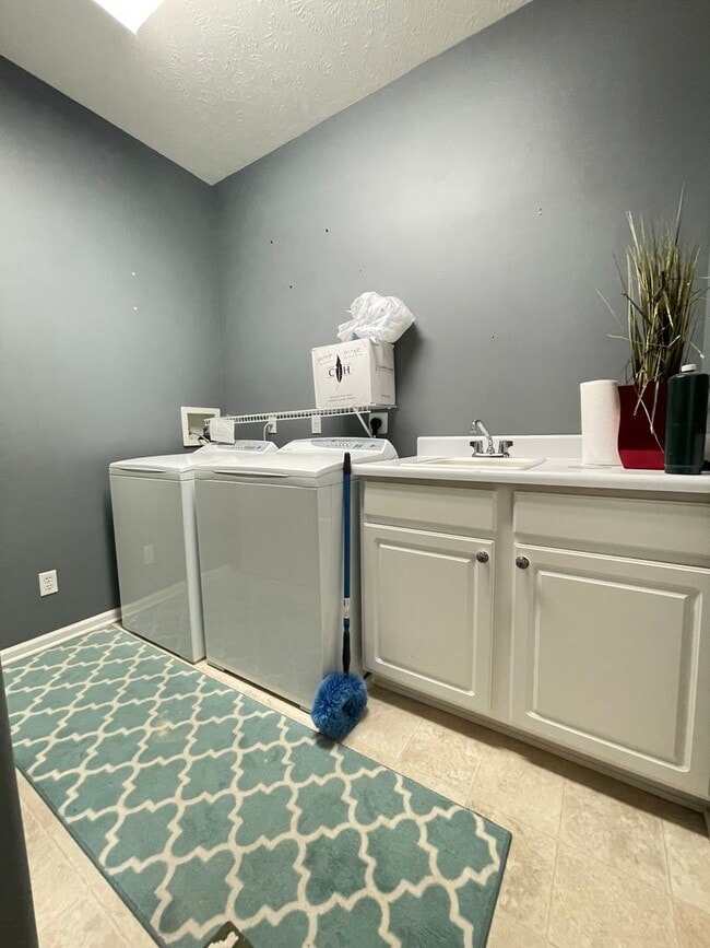 Building Photo - Beautiful 4 bed 2.5 bath 3000+sq ft