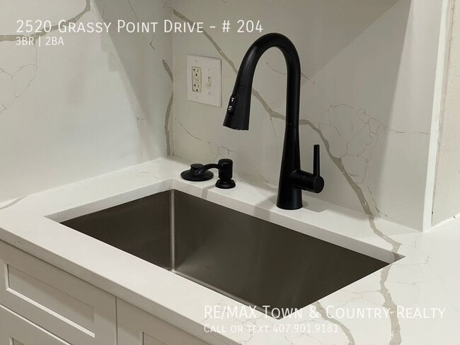 Building Photo - 2520 Grassy Point Dr