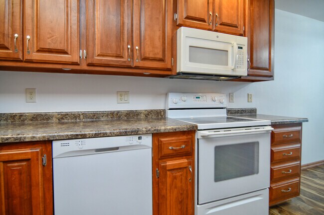 Building Photo - 160 E River Dr