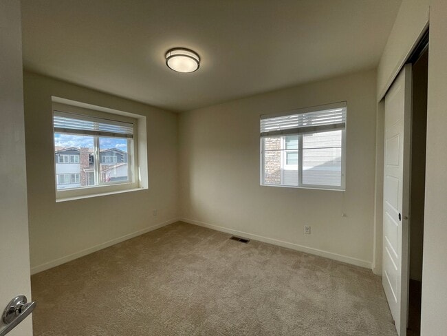 Building Photo - Perfect Location and Perfect Condition!