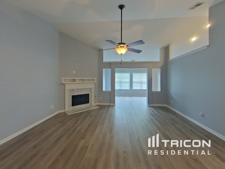 Building Photo - 247 Lantana Dr