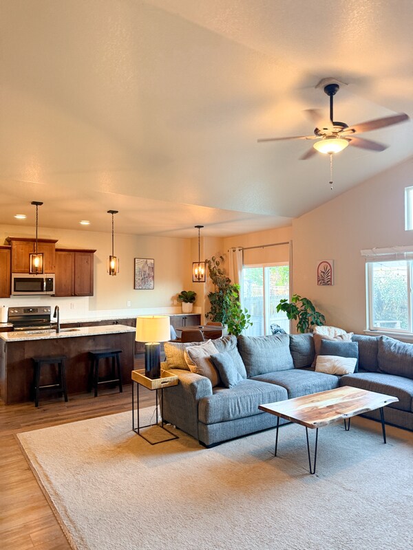 Building Photo - 724 Pioneer Dr