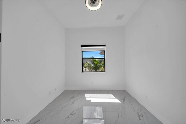 Building Photo - 903 NE 23rd St