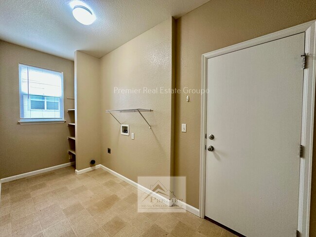 Building Photo - 8486 Meadowcrest Dr