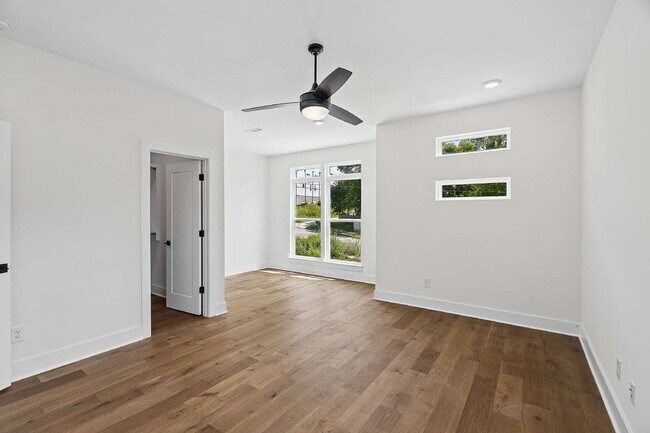 Building Photo - "Chic Nashville Townhouse: 3 Beds, 3 Baths, with Granite Elegance & Cozy Fireplace!"