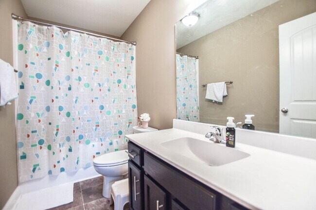 Building Photo - Three Bedroom in Magnolia Place!