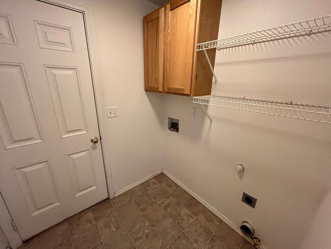 Building Photo - Cozy SE Bend 3 Bed/2 Bath Home on Large Co...