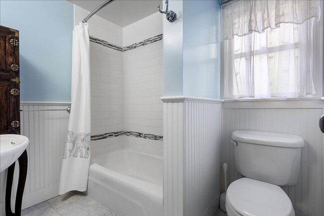 Building Photo - 1238 Versailles Ave