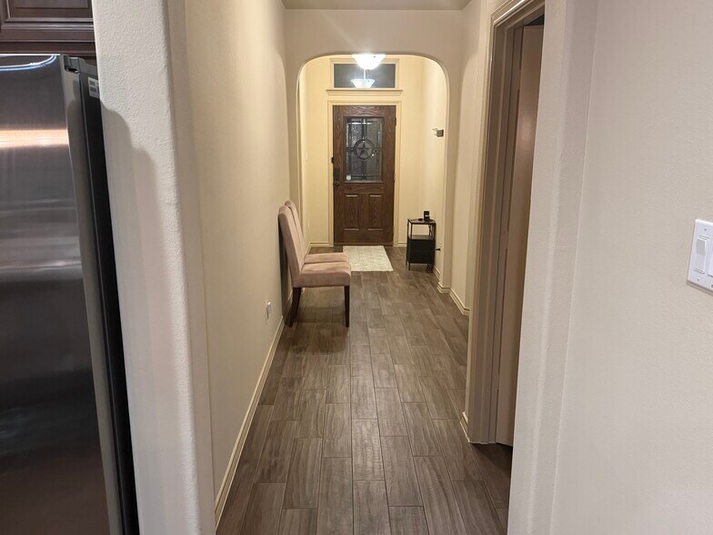 Building Photo - 1829 Lark Ln