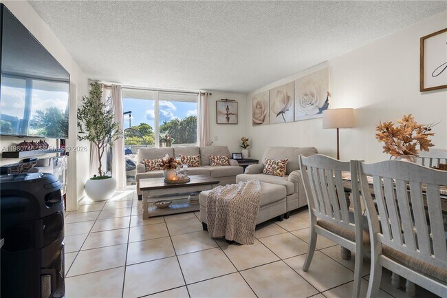 Building Photo - 10000 NW 80th Ct