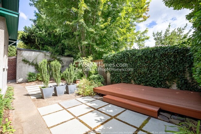 Building Photo - Cozy Three-Bedroom Duplex in Historic Irvi...