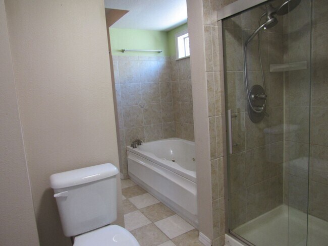 Building Photo - Secluded Eastside Townhome W/Double Garage