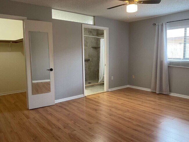 Building Photo - Charming 3-Bedroom Oasis with 2 Full Baths...