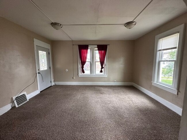 Building Photo - 208 N Cleveland St