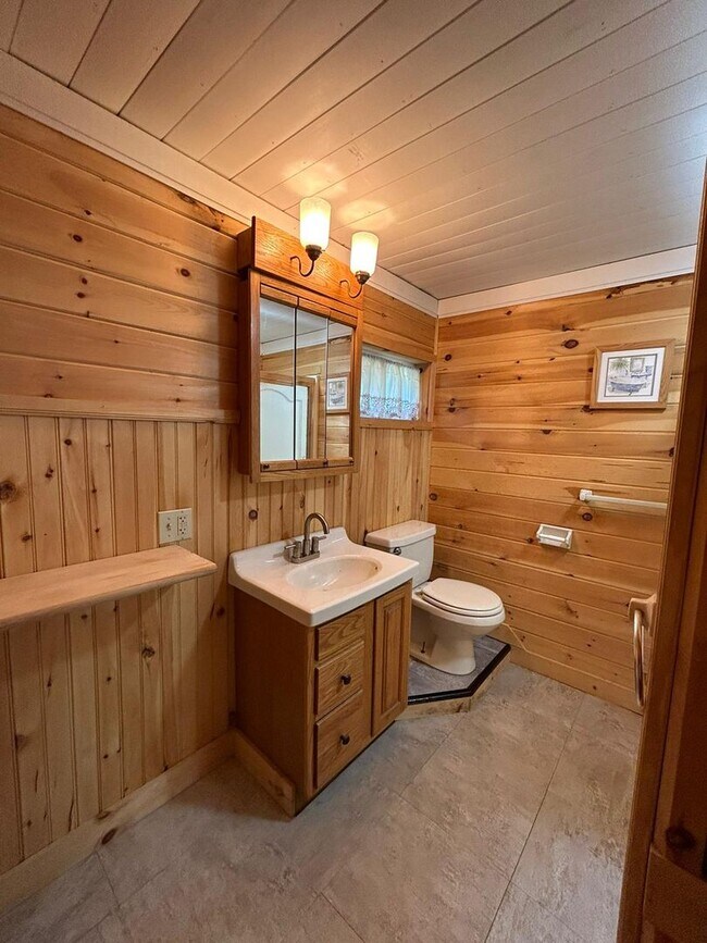 Building Photo - 480 Spruce Hollow Rd