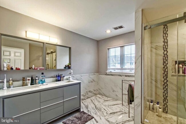 Building Photo - 13 Bridle Ct