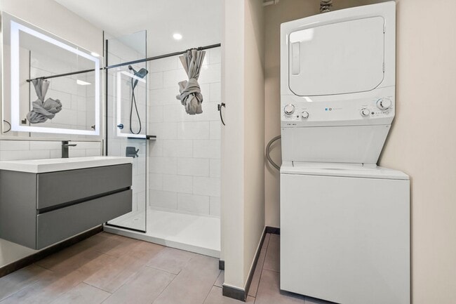 Building Photo - 102 Christopher Columbus Dr