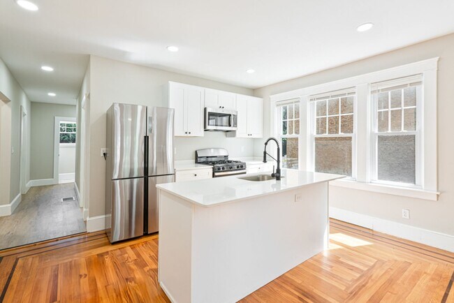 Building Photo - 4 Bed Gorgeous Unit Near PC / Elmhurst (Available 6/1/2026)