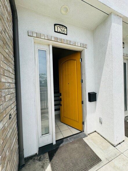 Primary Photo - 1266 N Harbor Blvd