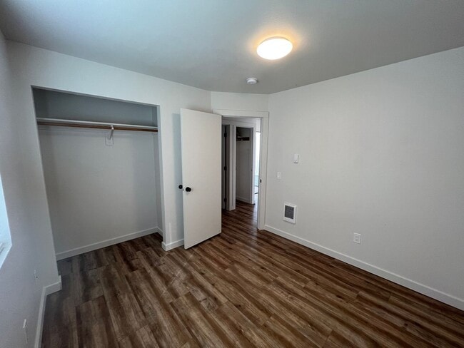 Building Photo - Newly Remodeled! Close to CWU 4 Rooms !!